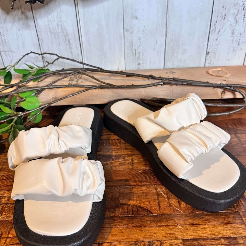 Mukluks women’s size 8- 8 1/2” white sandles. They measure 9 1/2”